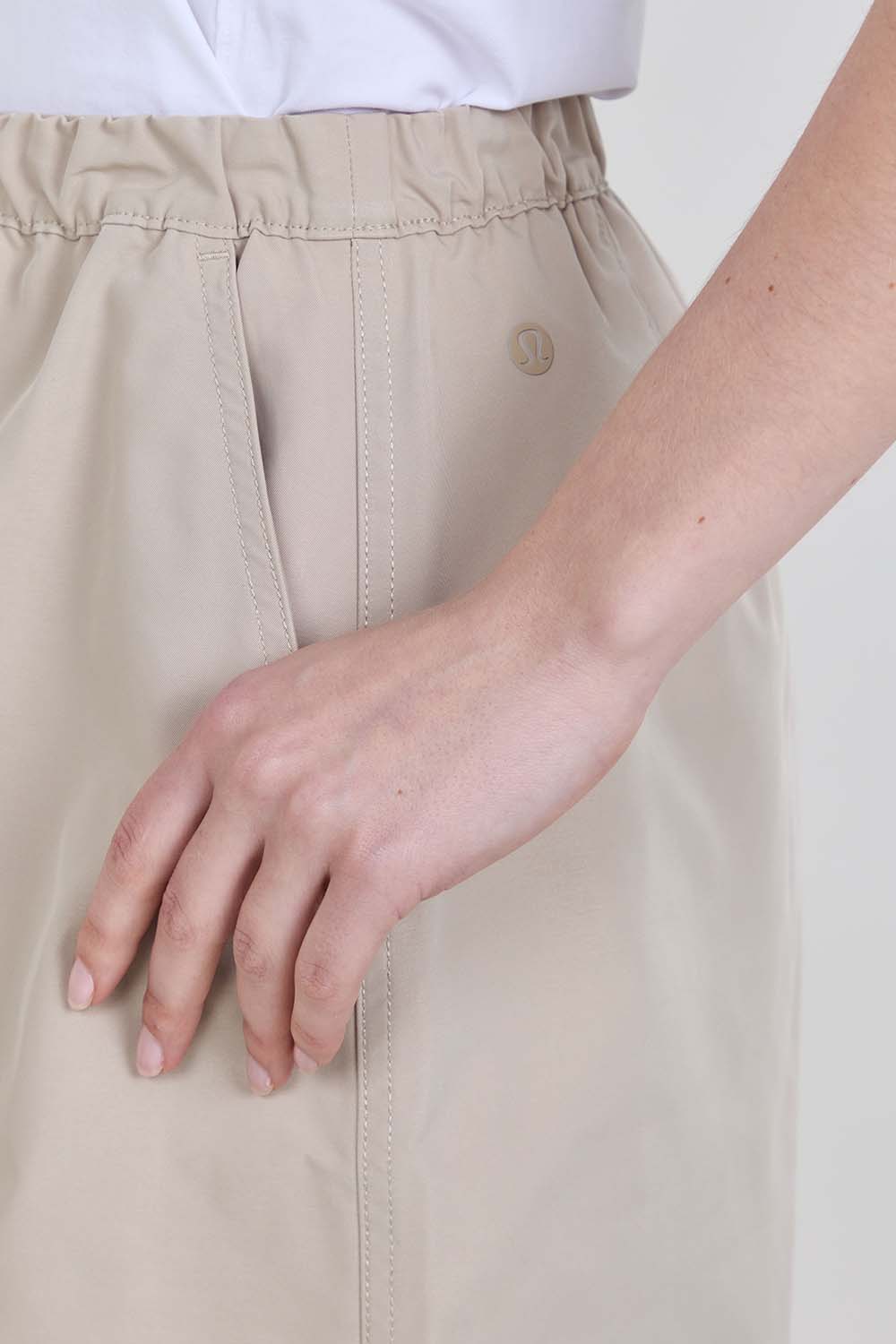 תמונת תקריב דוגמן של Twill Mid-Rise Mini Skirt