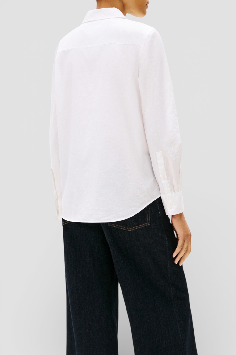 תמונת דוגמן אחורית של חולצה מכופתרת