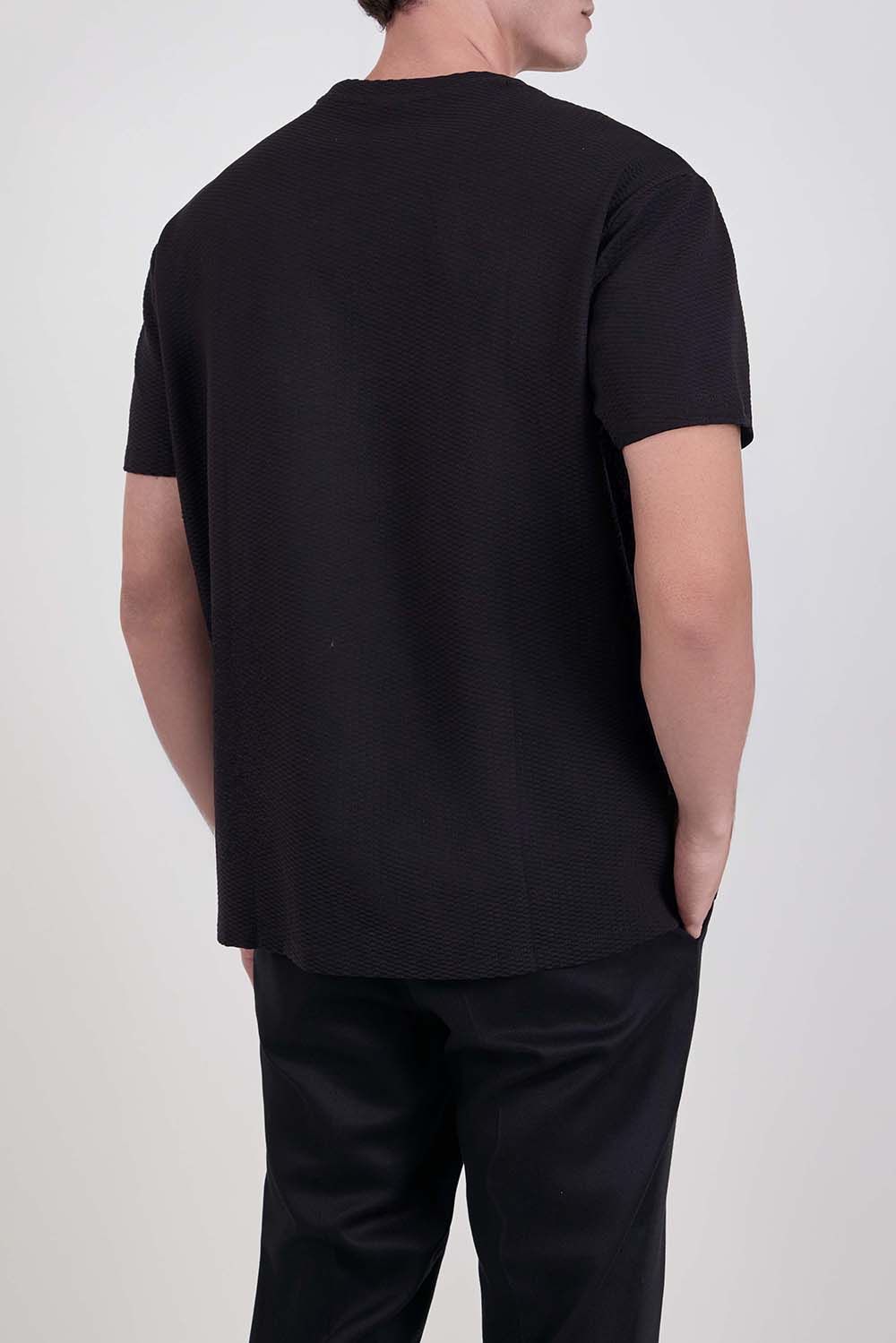 תמונת דוגמן אחורית של חולצת טי בגזרת סלים