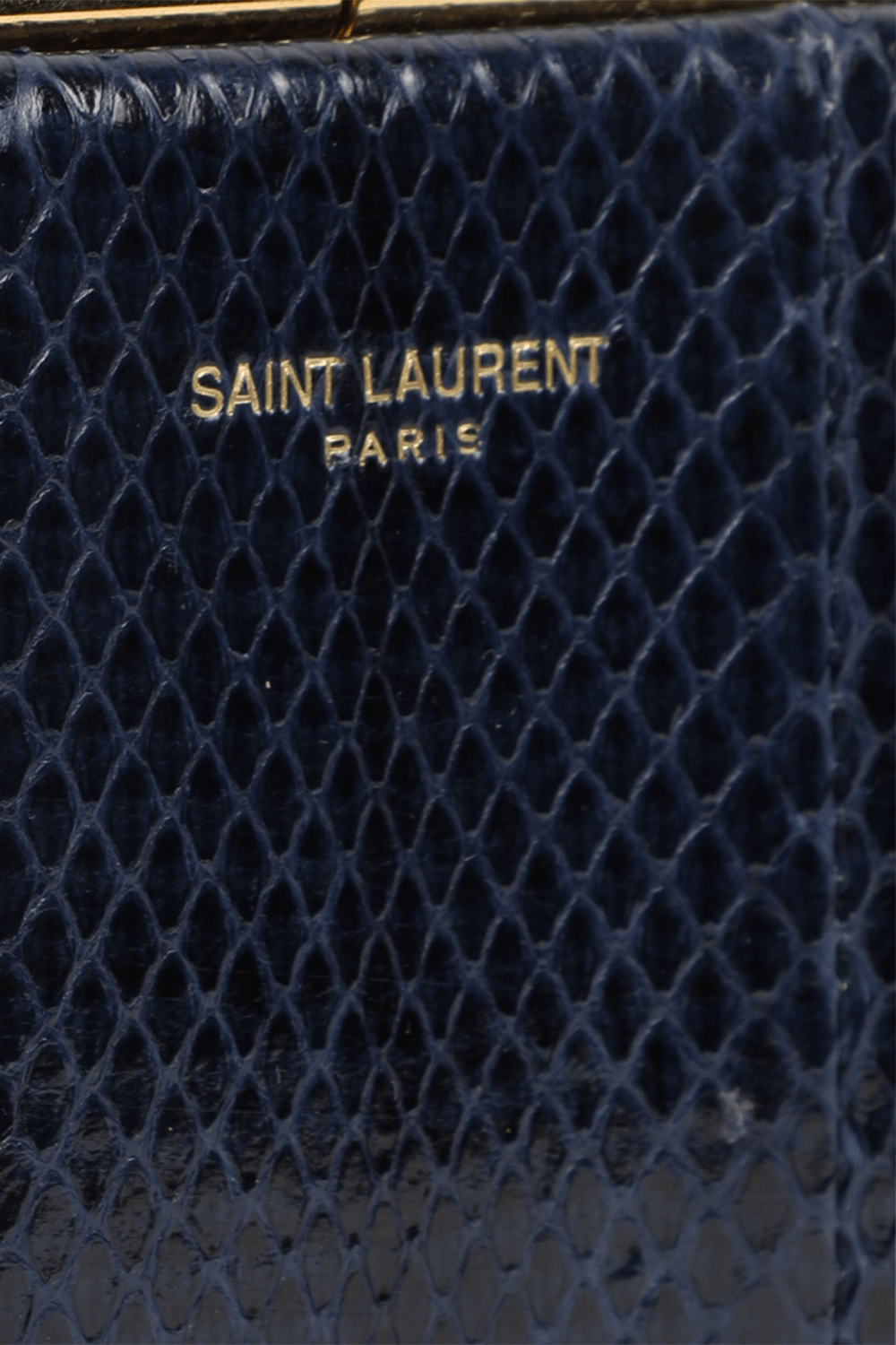 תמונת תקריב של תיק פאוץ' מעור קרוקו