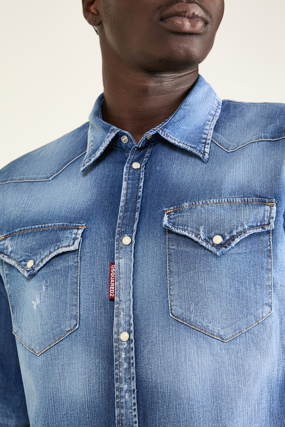 תמונת תקריב דוגמן של חולצת ג'ינס מכופתרת