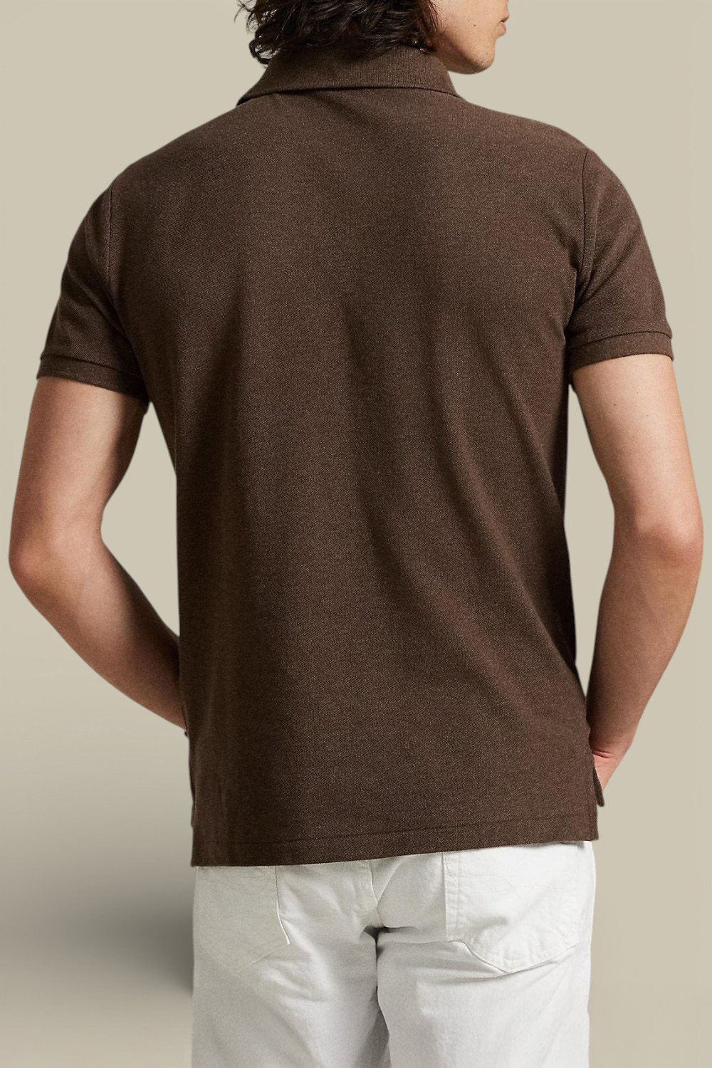 תמונת דוגמן אחורית של חולצת פולו