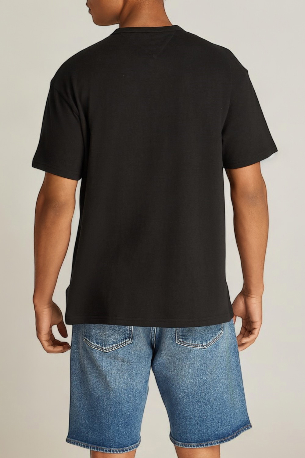 תמונת דוגמן אחורית של חולצת טי