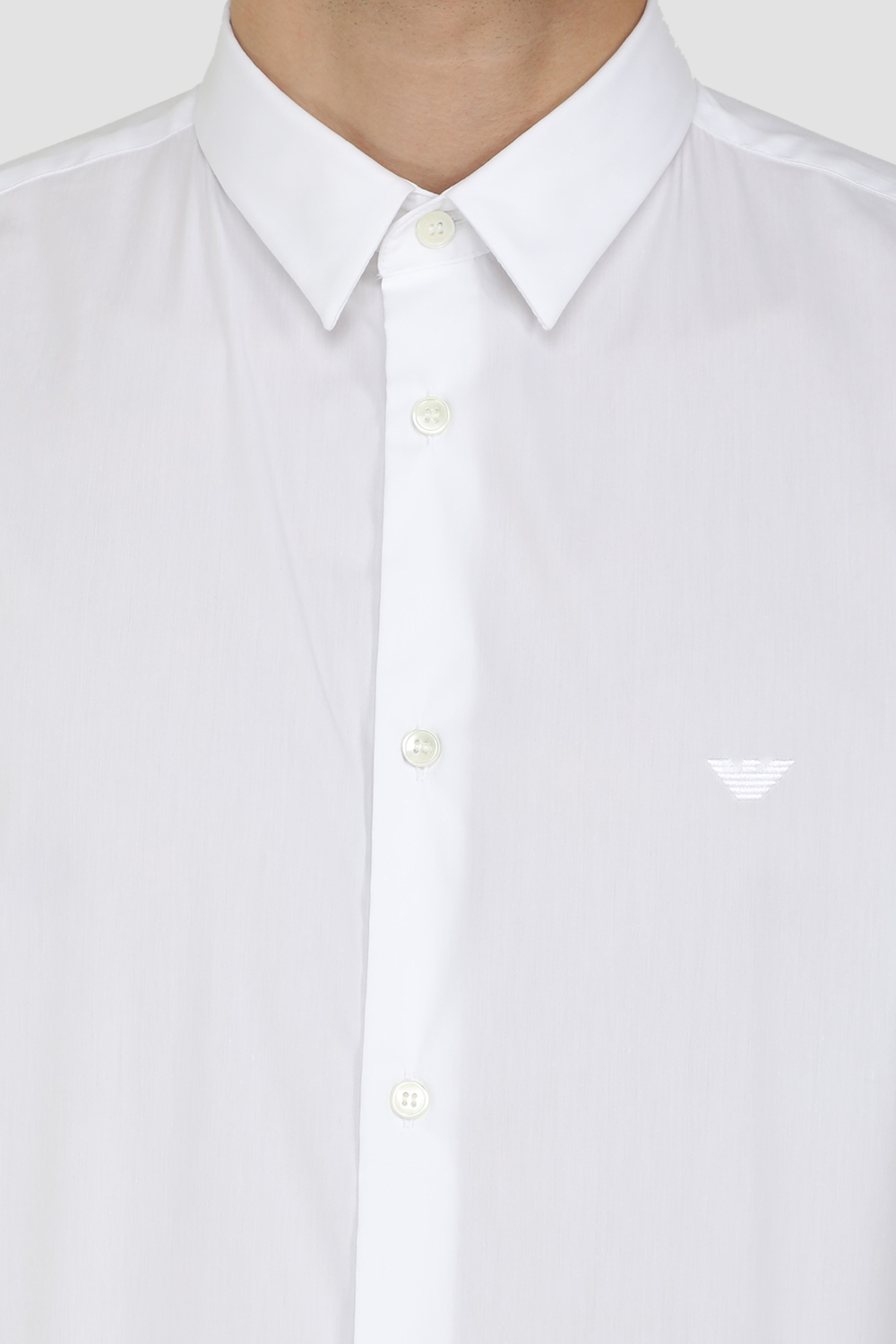 תמונת תקריב דוגמן של חולצה מכופתרת