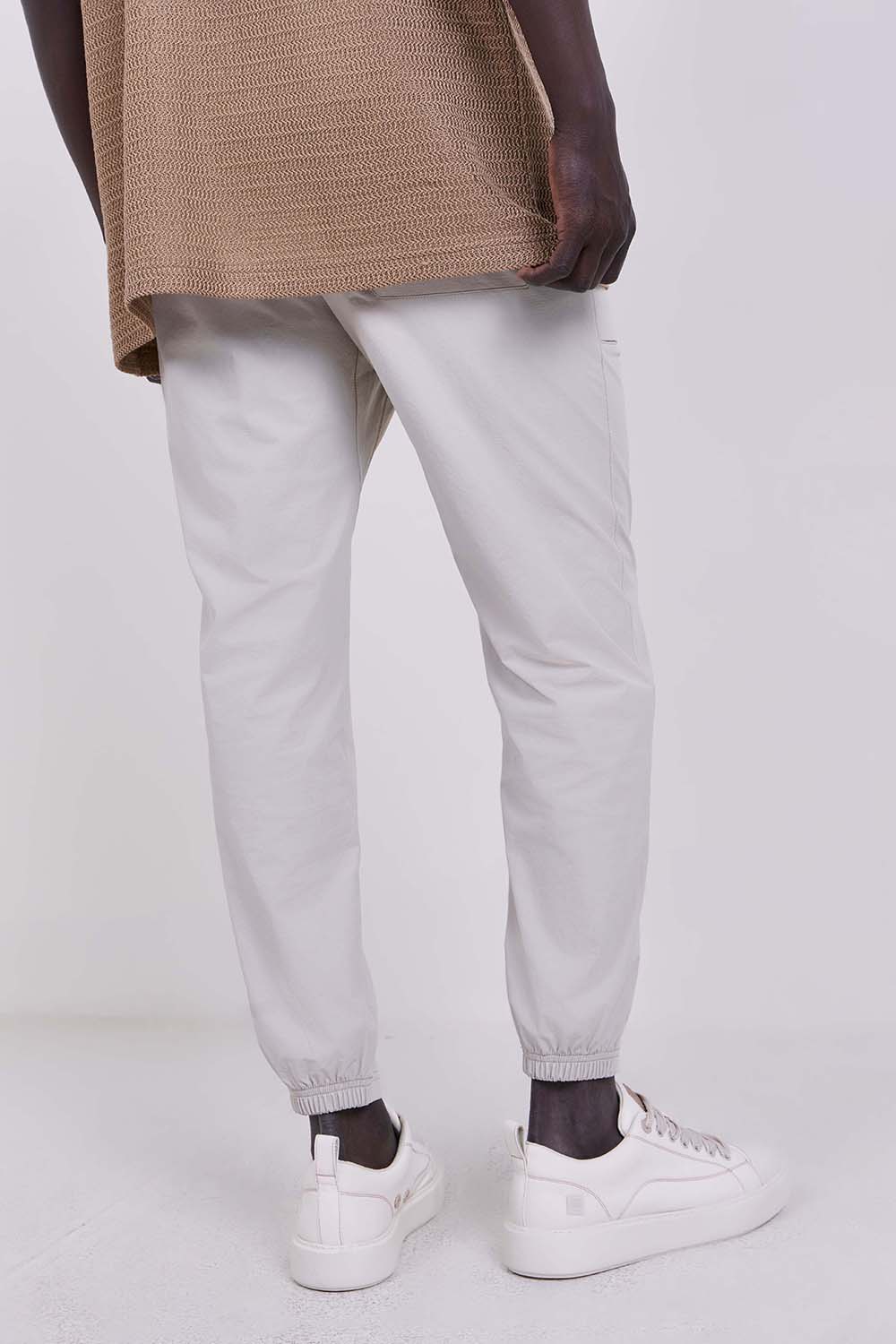 תמונת דוגמן אחורית של מכנסיים ארוכים