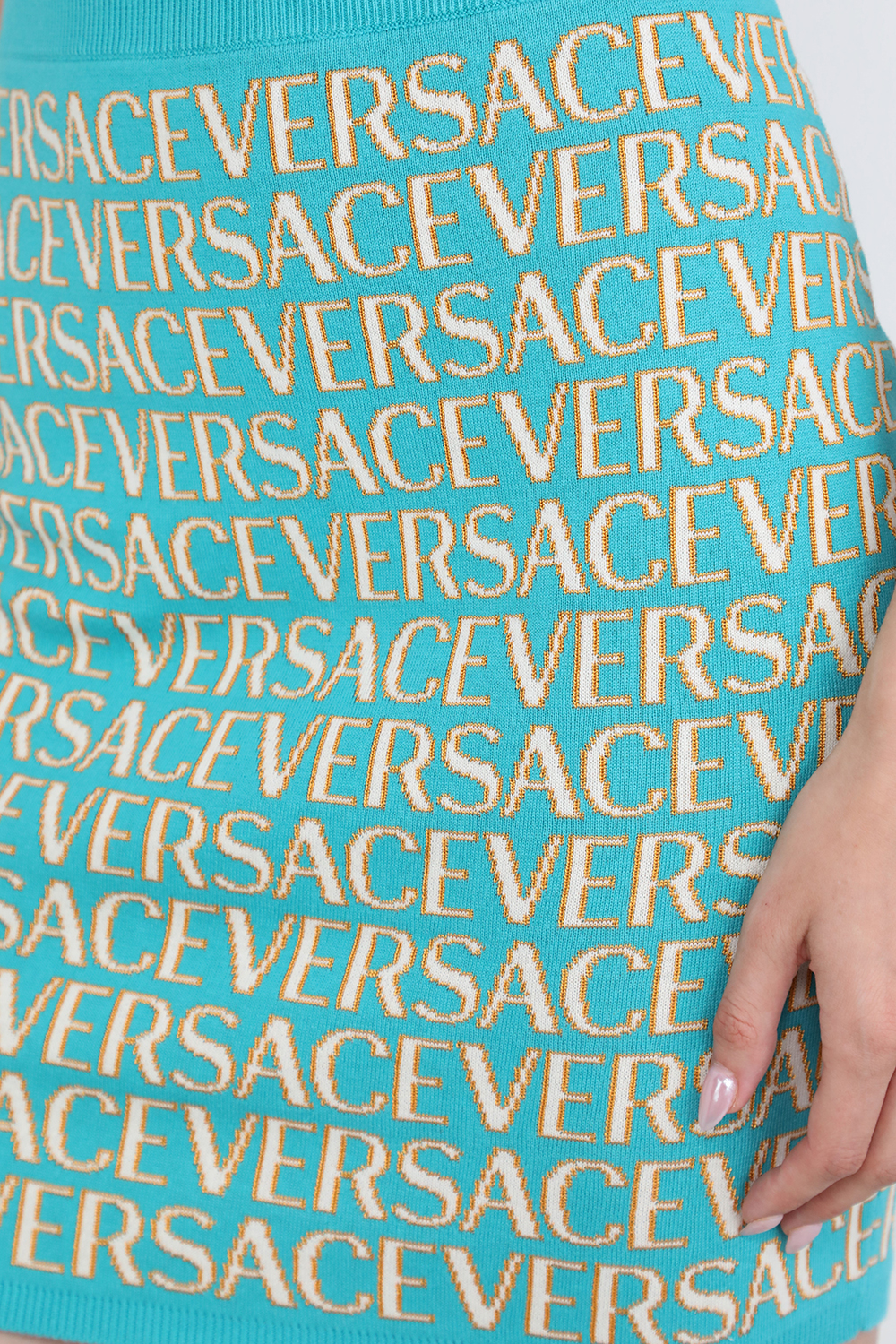 תמונת תקריב דוגמן של חצאית מיני עם לוגו חזרתי