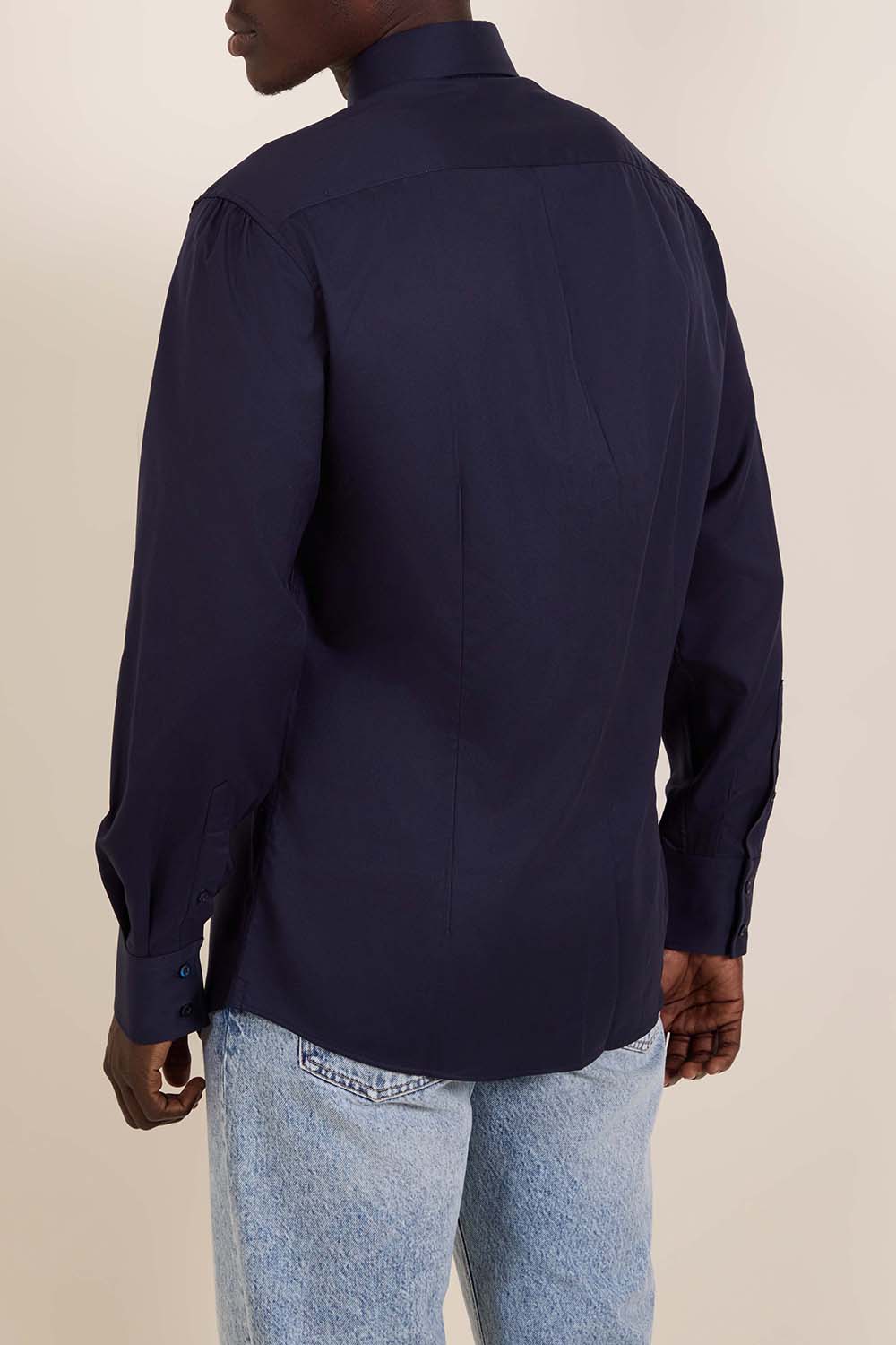 תמונת דוגמן אחורית של חולצת כפתורים סלים פיט