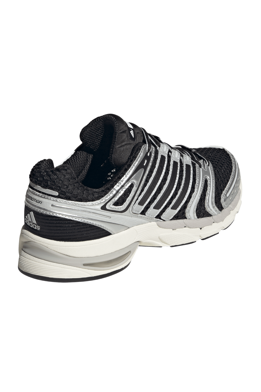 תמונת תקריב של נעלי סניקרס אדיסטאר קונטרול 5