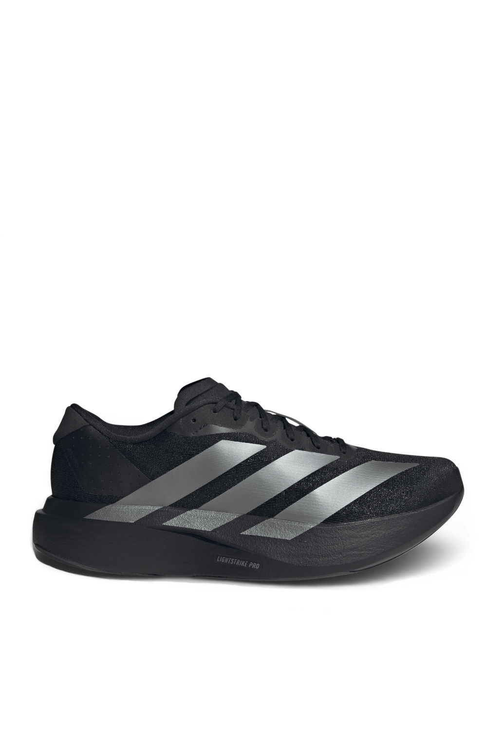 תמונה קידמית של נעלי סניקרס