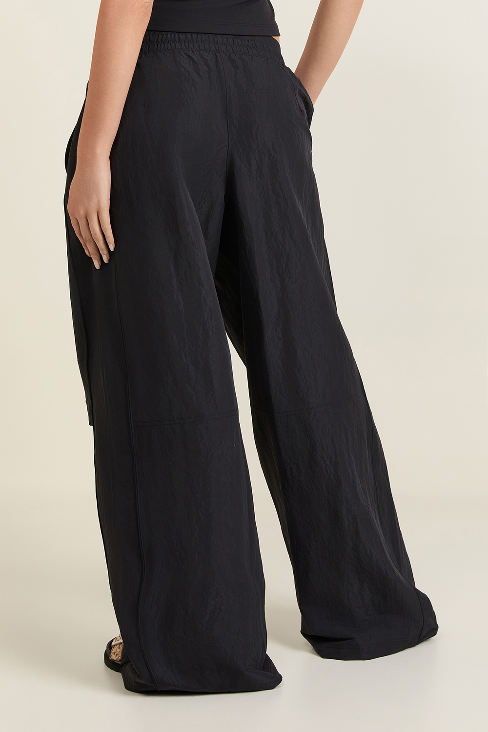 תמונת דוגמן אחורית של Crinkle nylon relaxed parachute pant