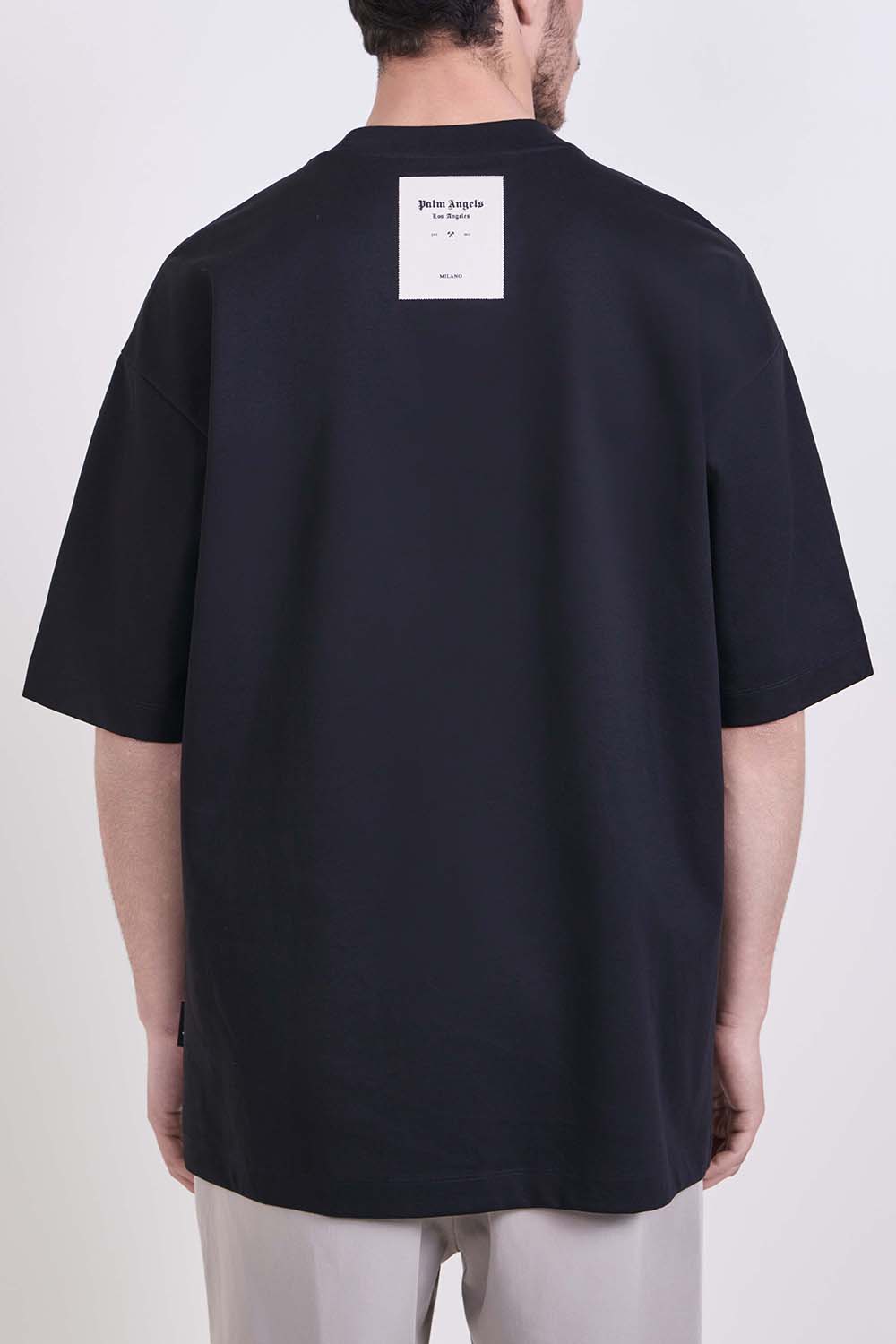 תמונת דוגמן אחורית של חולצת טי אוברסייז