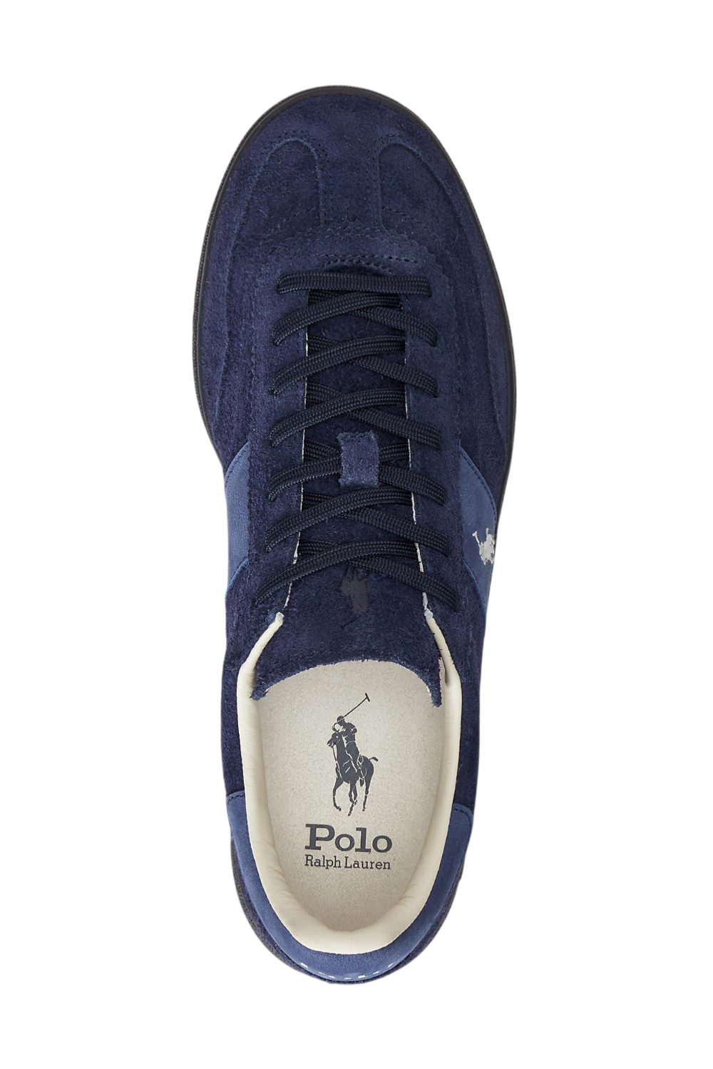 תמונת תקריב של נעלי סניקרס