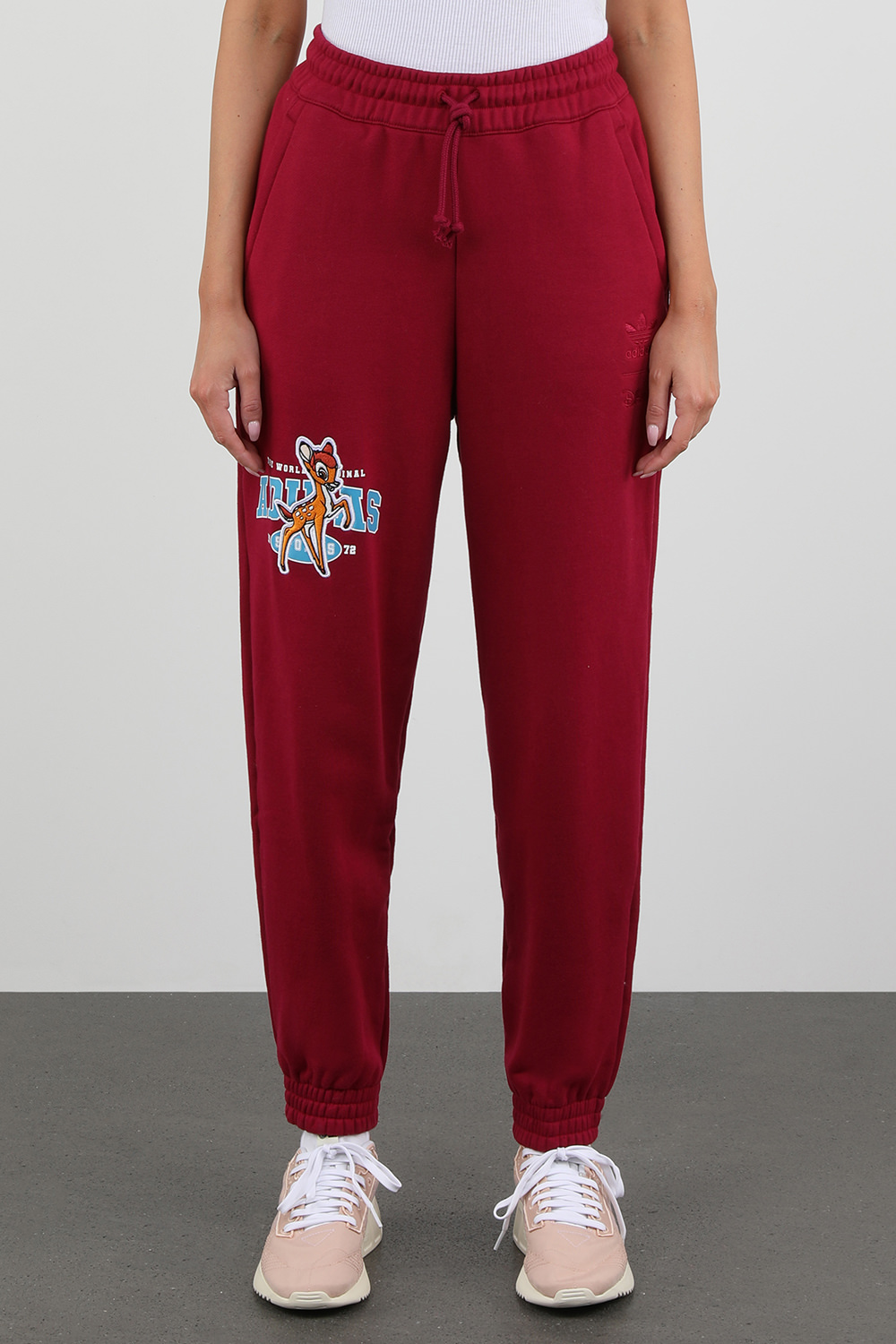 תמונת דוגמן קידמית של אדידס X דיסני מכנסי טרנינג פוקסיה עם במבי רקום