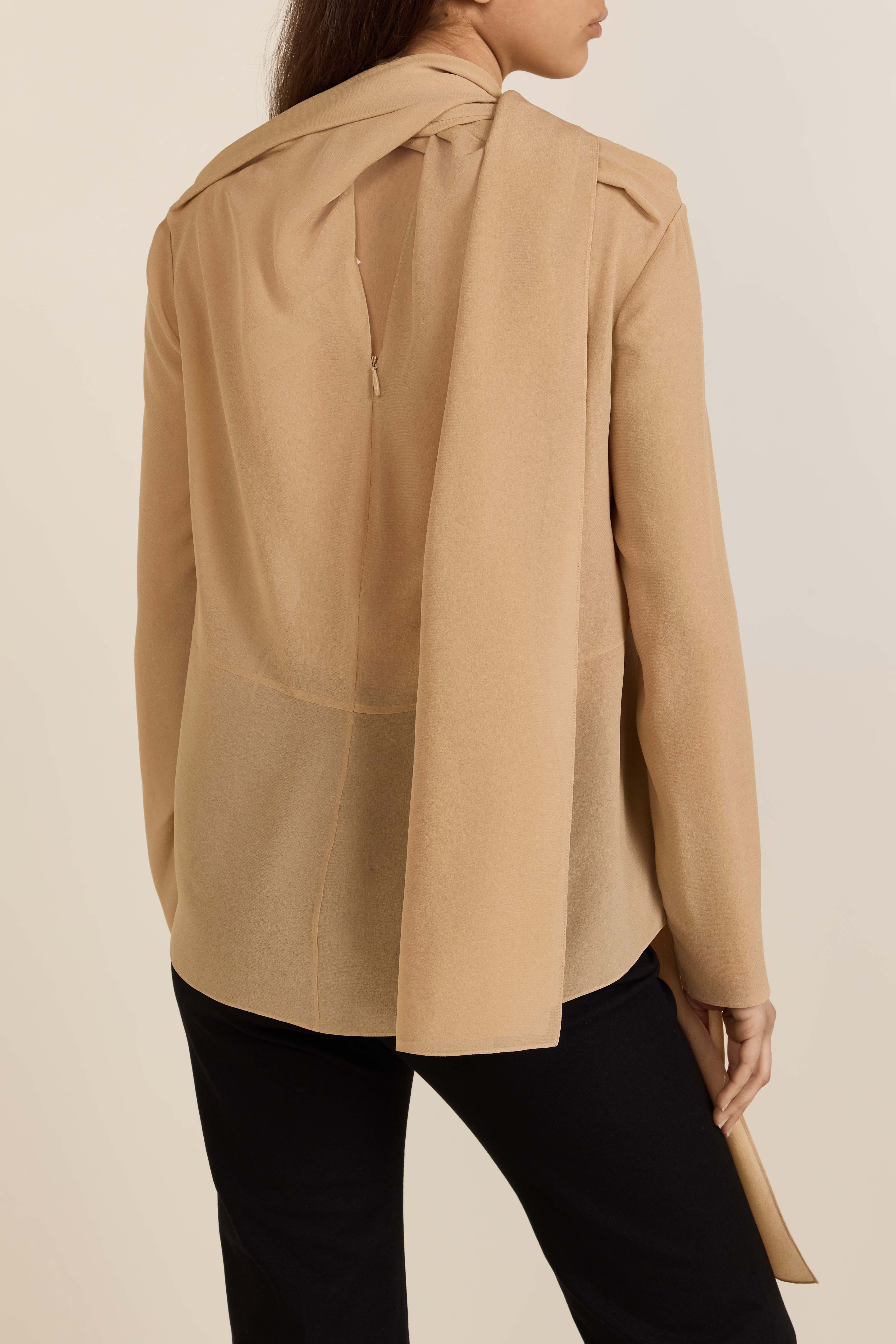 תמונת דוגמן אחורית של חולצת משי עם צעיף מובנה