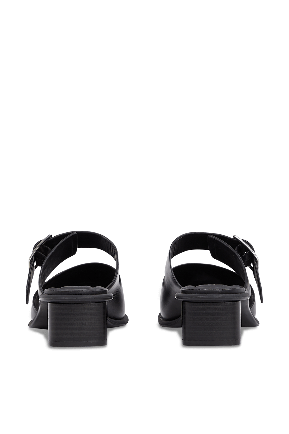 תמונת תקריב של סנדלי עקב