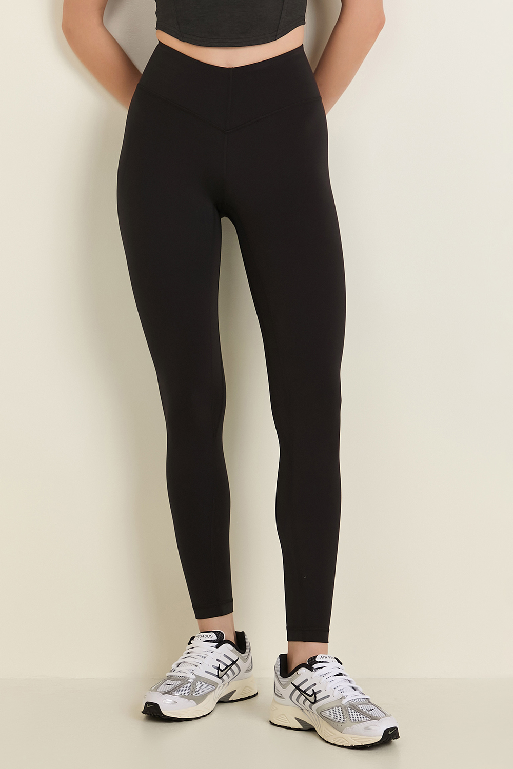 תמונת דוגמן קידמית של Align V Waist Pant 25