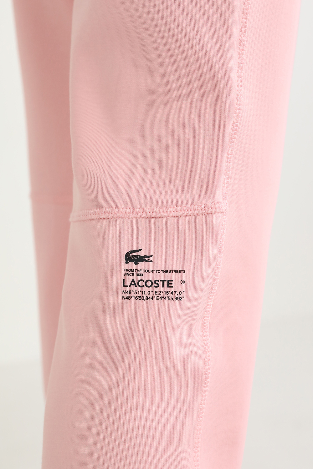 תמונת תקריב דוגמן של מכנסי ג`וג