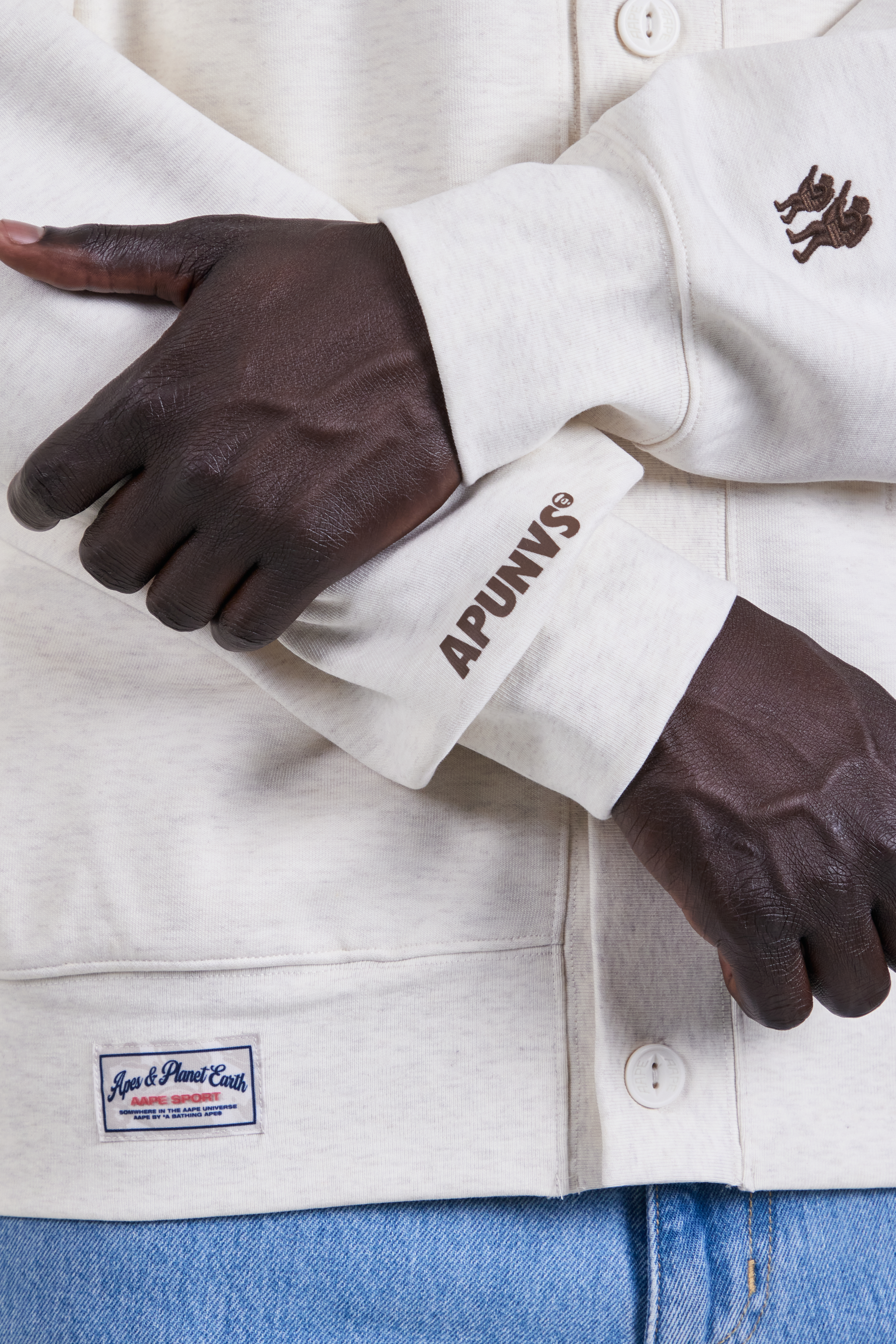 תמונת תקריב דוגמן של קרדיגן בגזרה ישרה