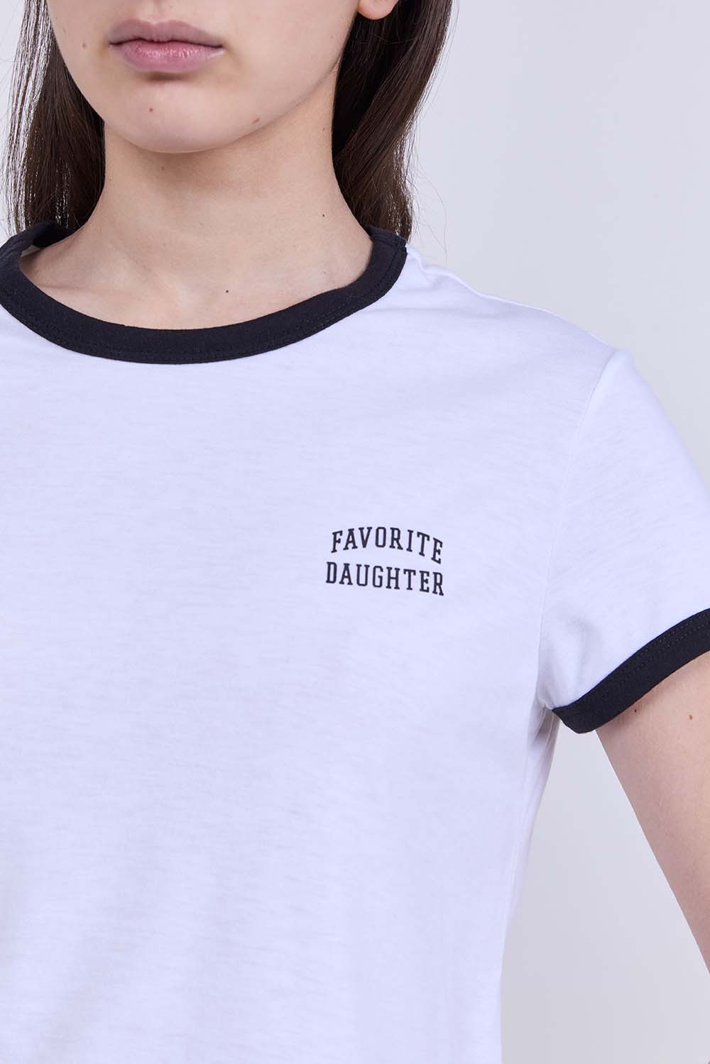 תמונת תקריב דוגמן של חולצת טי בגזרה ישרה