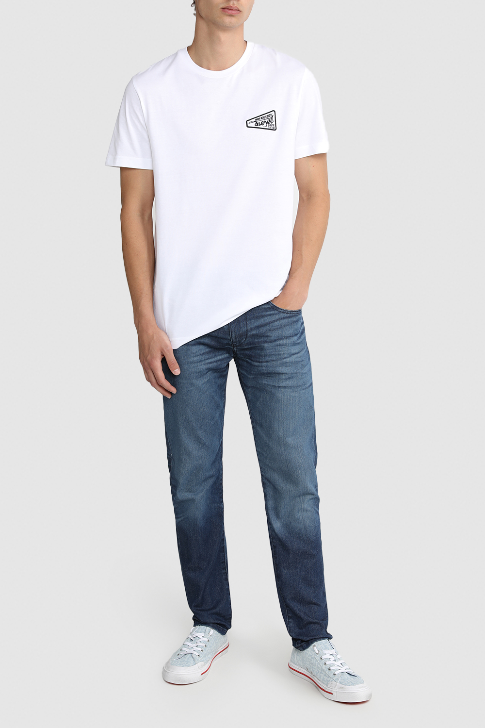 תמונת דוגמן קידמית של נעלי סניקרס ברכיסה נמוכה עם הדפס