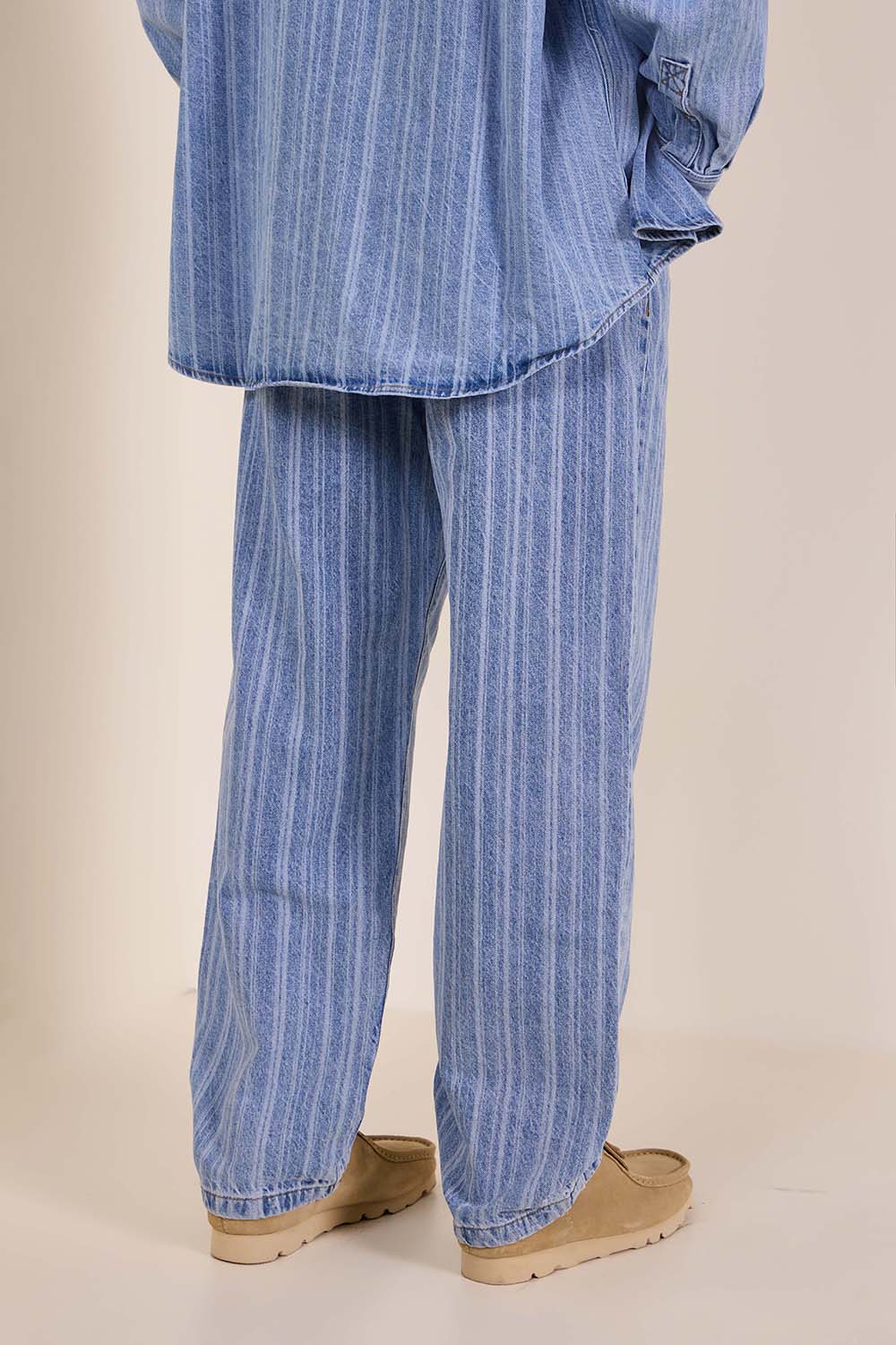 תמונת דוגמן אחורית של מכנסי ג'ינס פסים