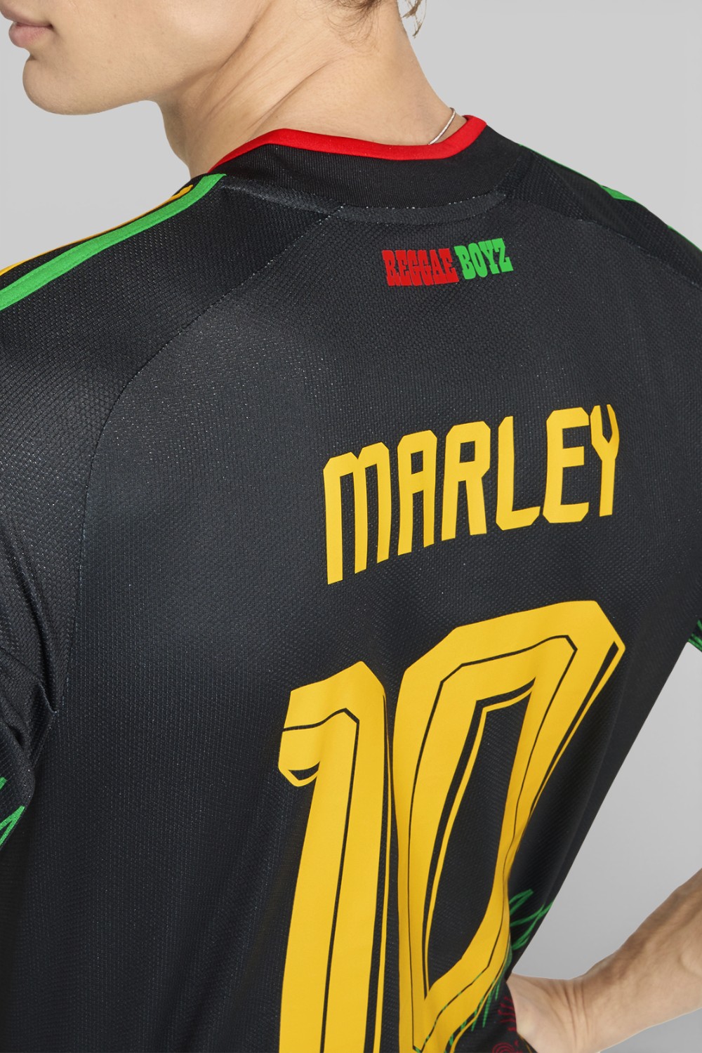 תמונת תקריב דוגמן של חולצת פולו כדורגל בוב מארלי X אדידס