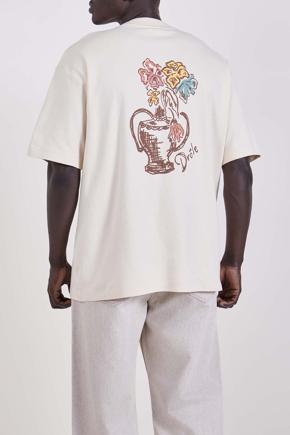 תמונת דוגמן אחורית של חולצת טי בגזרה ישרה