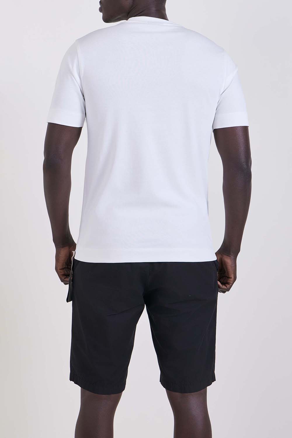 תמונת דוגמן אחורית של חולצת טי בגזרת סלים