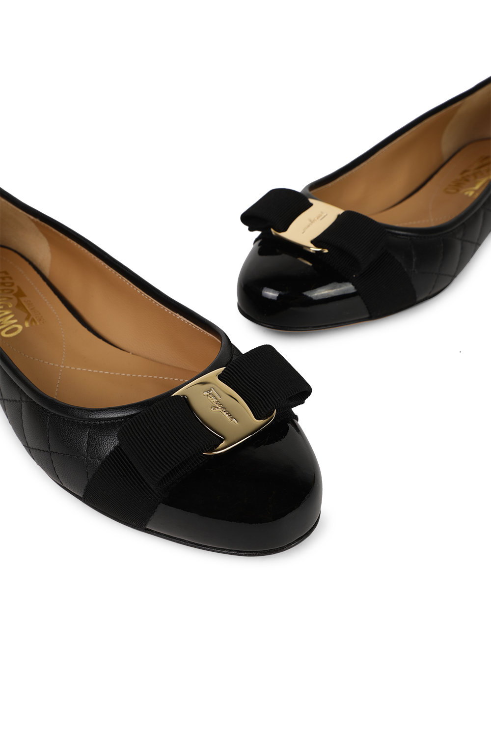 תמונת תקריב של נעלי בלט מעור קווילט עם אלמנט מטאלי