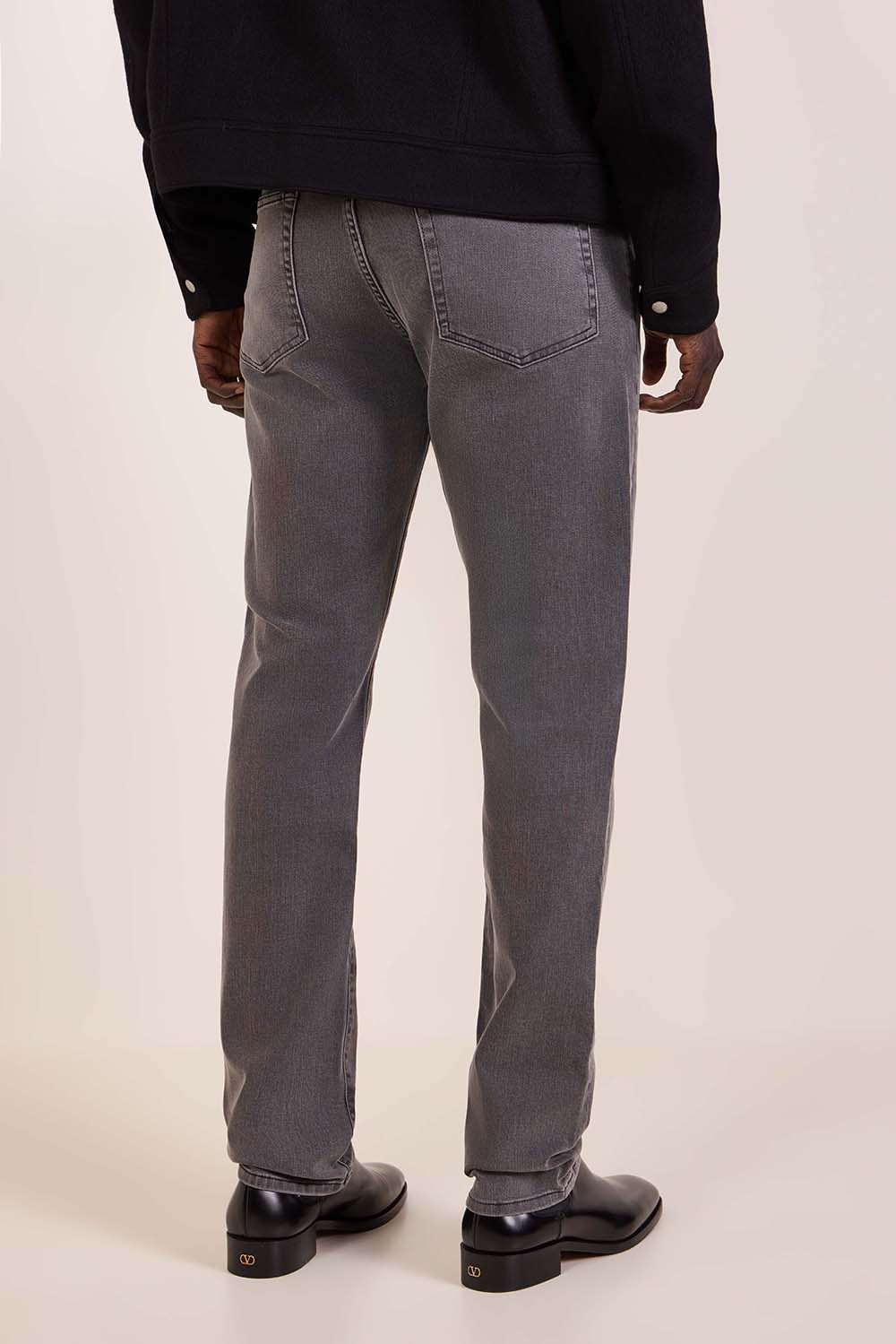 תמונת דוגמן אחורית של מכנסי ג'ינס בגזרת סלים