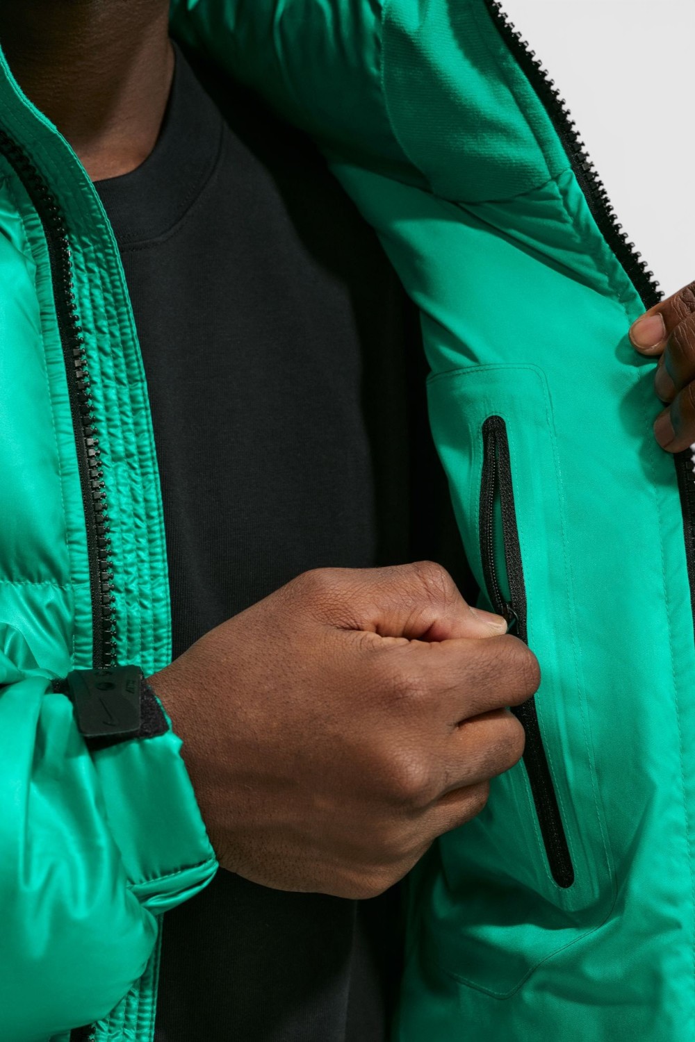 תמונת תקריב דוגמן של מעיל פוך נייקי X סטוסי