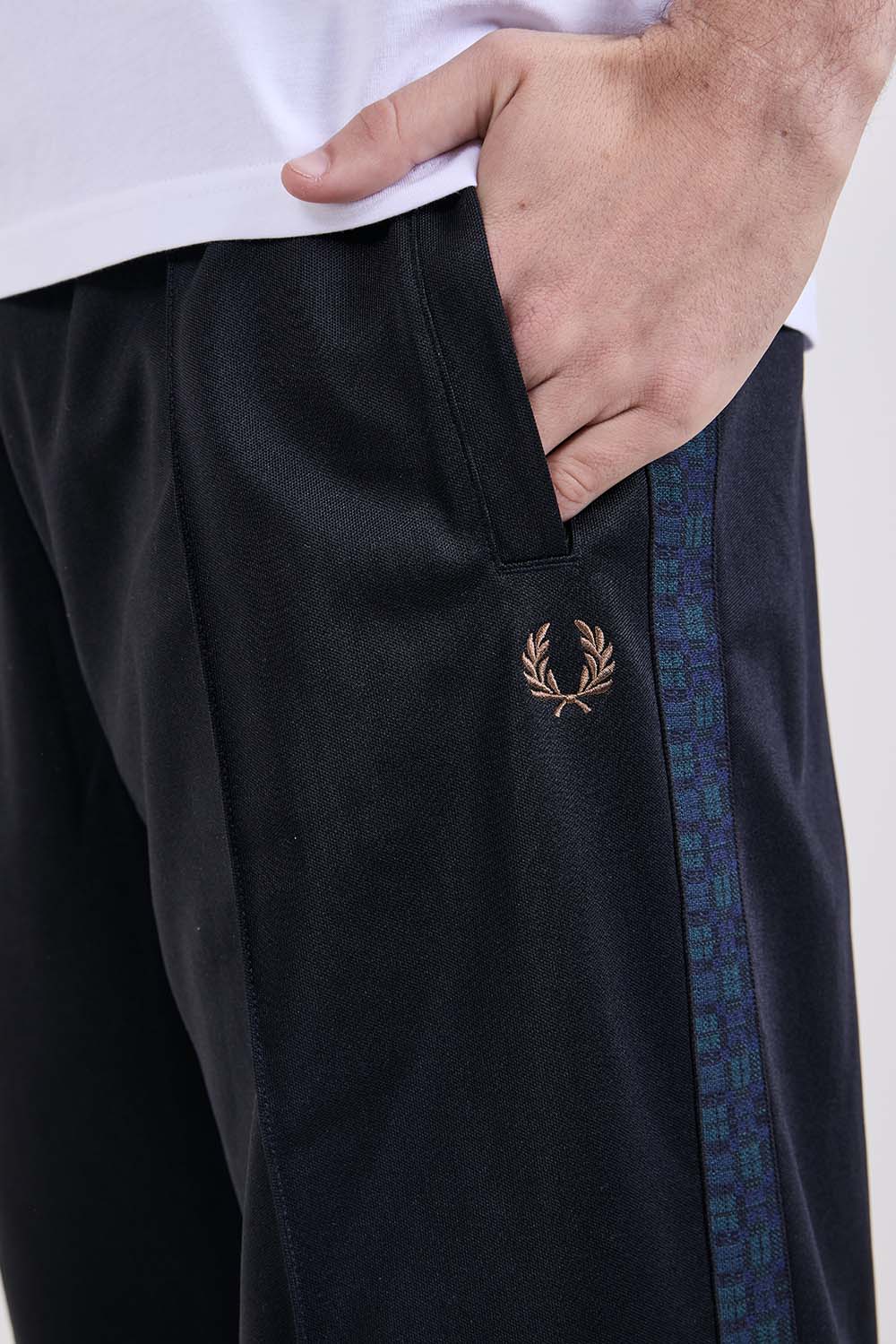 תמונת תקריב דוגמן של מכנסי ג'וגר