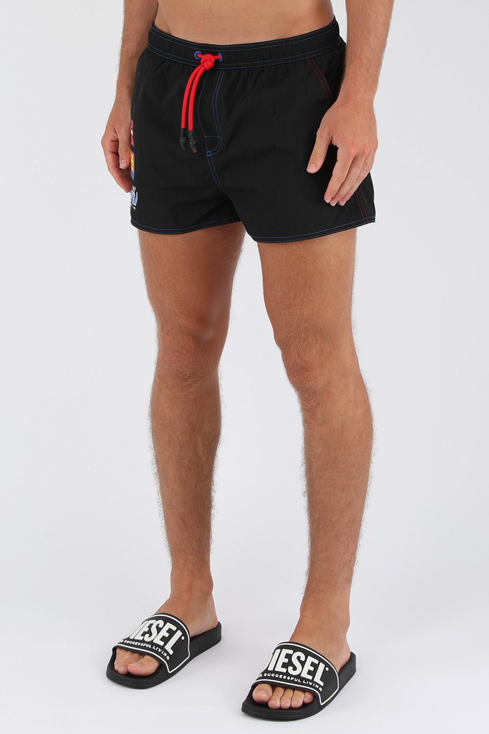 תמונת דוגמן קידמית של מכנסי בגד ים שחורים עם לוגו מירוצים