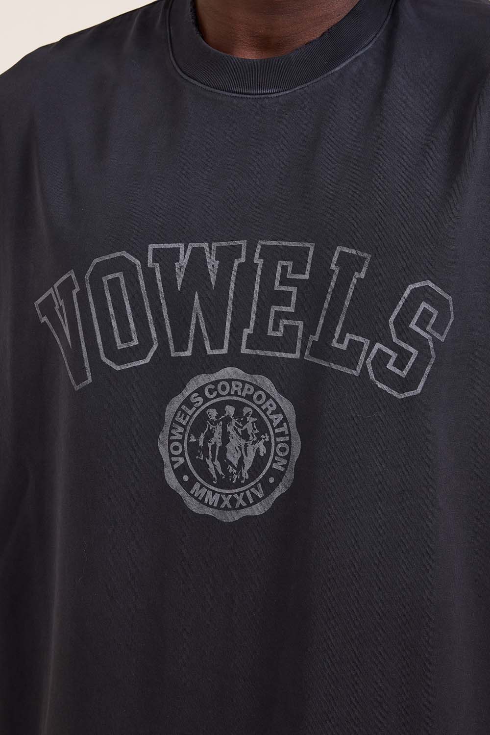 תמונת דוגמן אחורית של חולצת טי