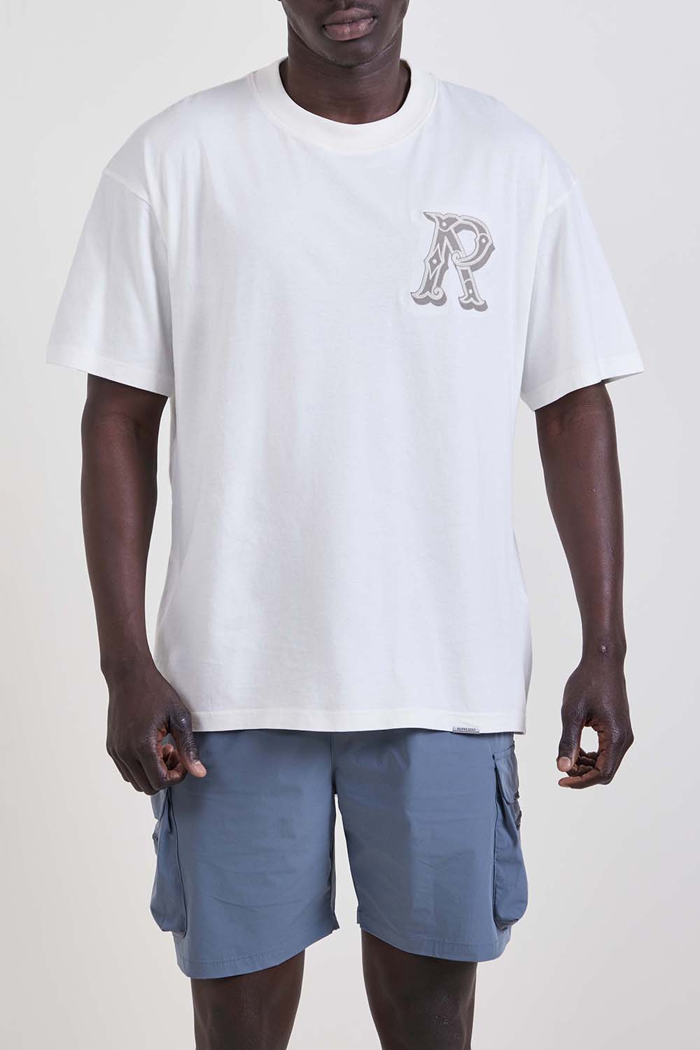 תמונת דוגמן קידמית של חולצת טי אוברסייז