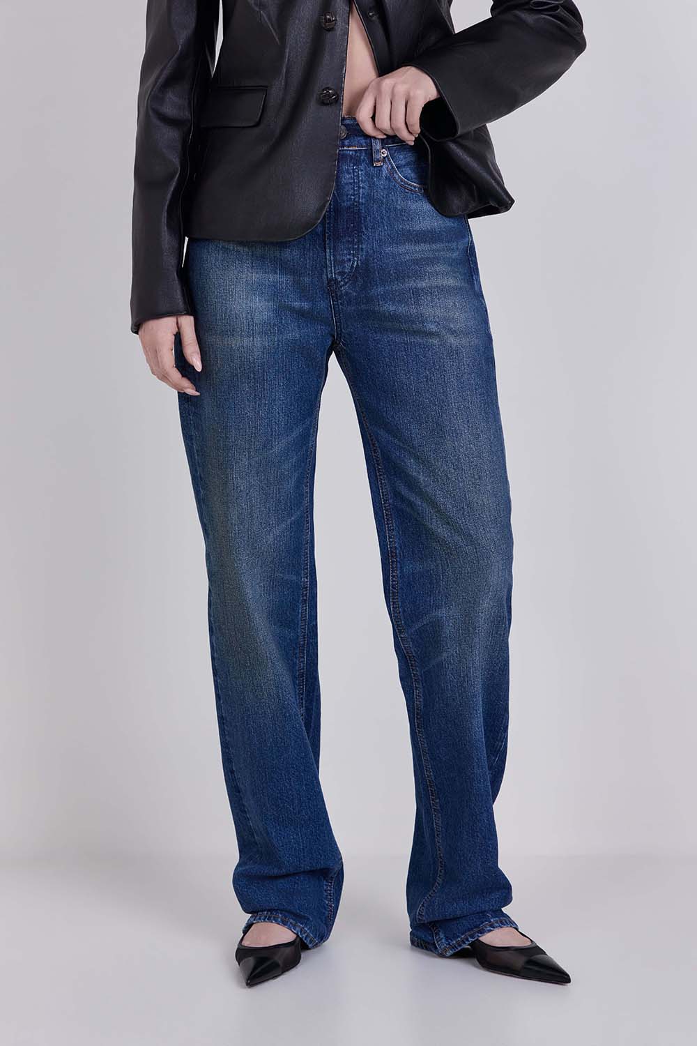 תמונת דוגמן קידמית של מכנסי ג'ינס בגזרה ישרה