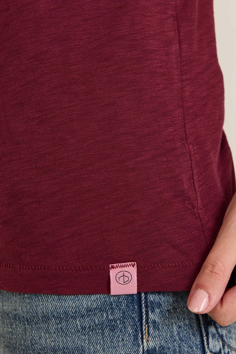 תמונת תקריב דוגמן של חולצת טי