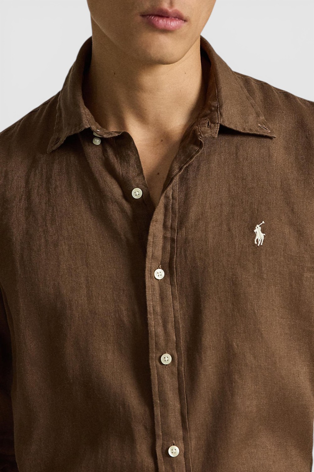 תמונת תקריב דוגמן של חולצה מכופתרת ארוכה מפשתן