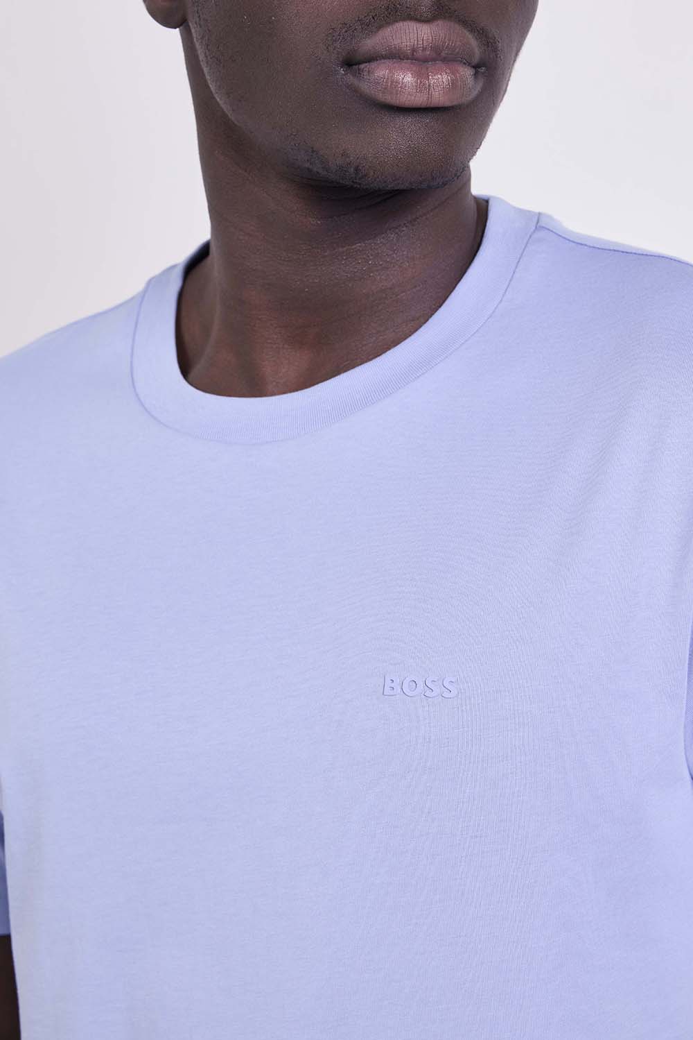 תמונת תקריב דוגמן של חולצת טי