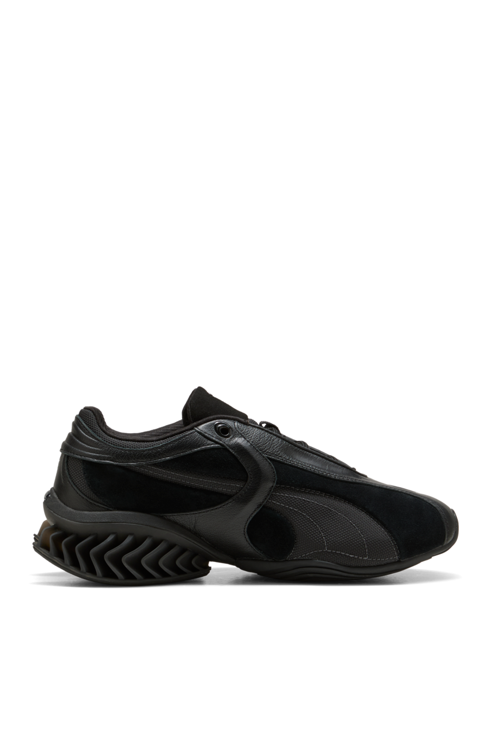 תמונה קידמית של נעלי סניקרס