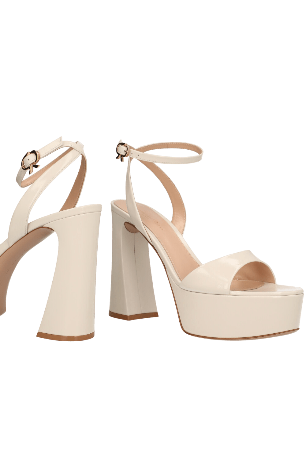 תמונת תקריב של סנדלי עקב פלטפורמה