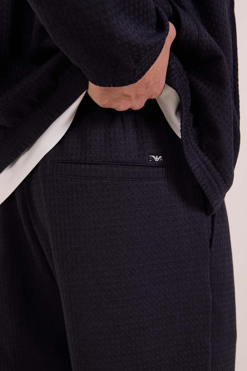 תמונת תקריב דוגמן של מכנסיים ופל