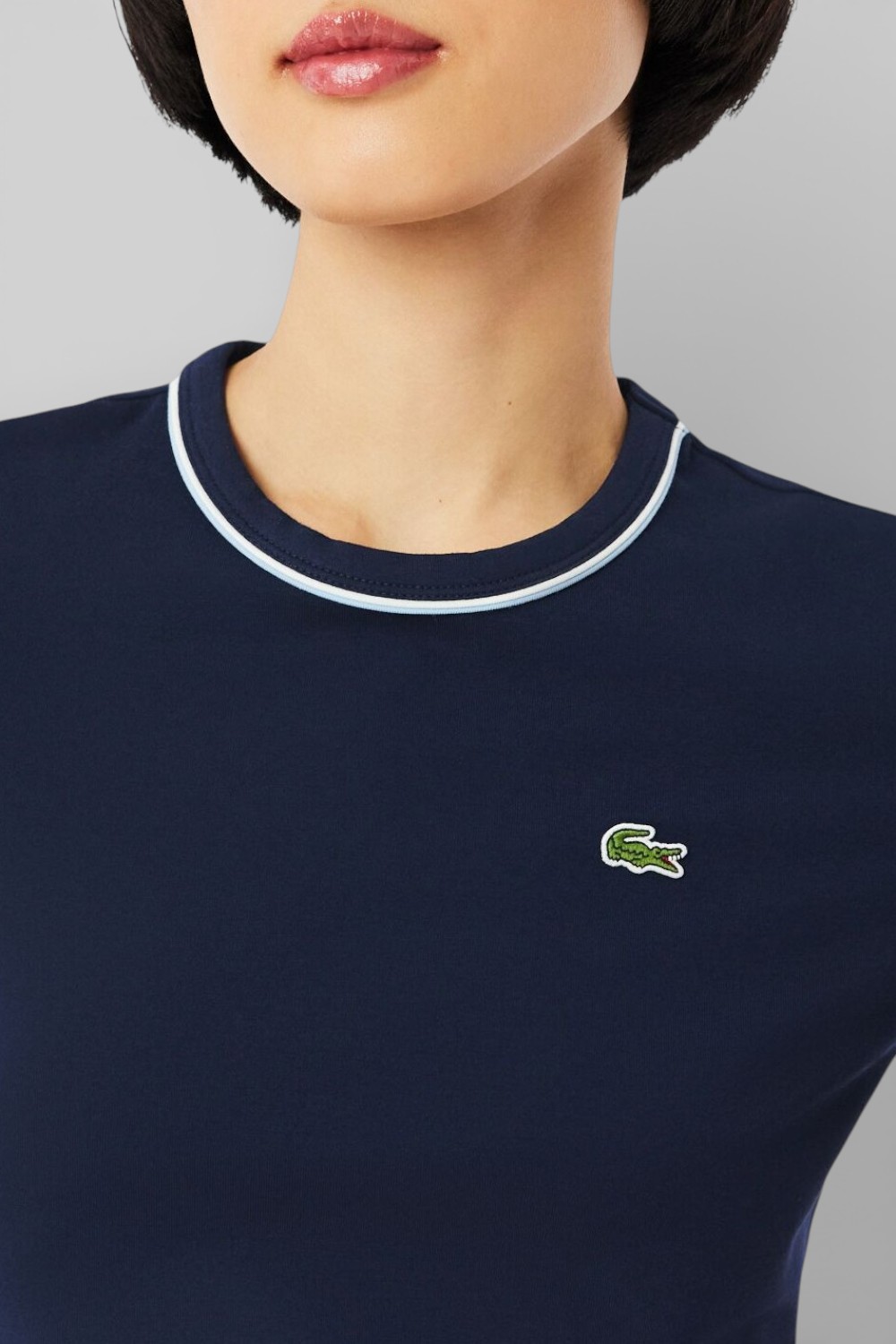 תמונת תקריב דוגמן של חולצת טי סלים