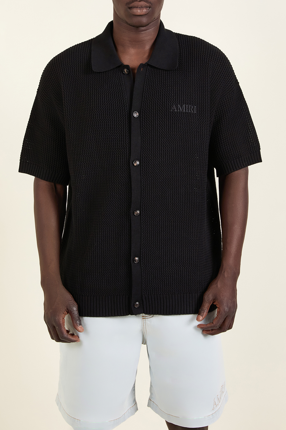 תמונת דוגמן קידמית של חולצת כפתורים קרושה