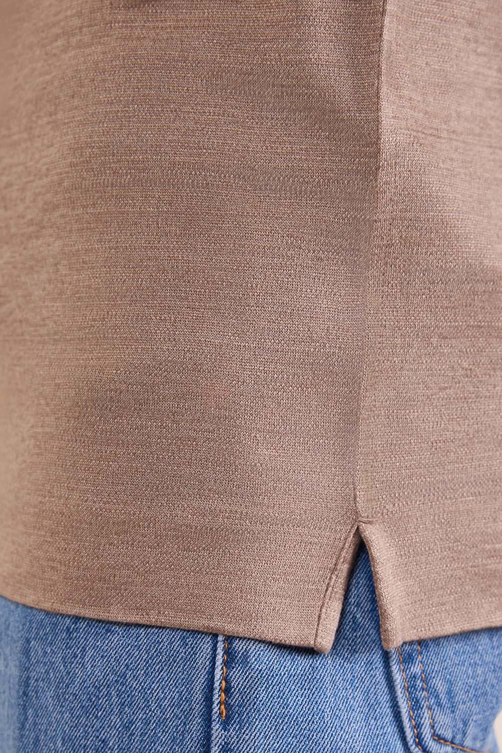 תמונת תקריב דוגמן של חולצת טי מפשתן