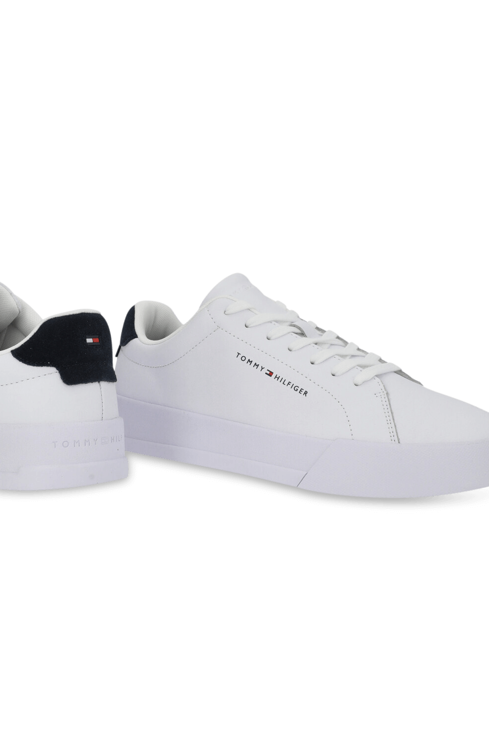 תמונת תקריב של נעלי סניקרס