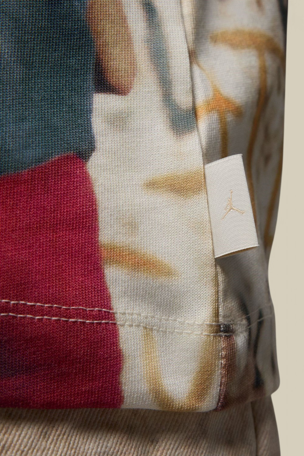 תמונת תקריב דוגמן של חולצת טי אייר ג'ורדן 85