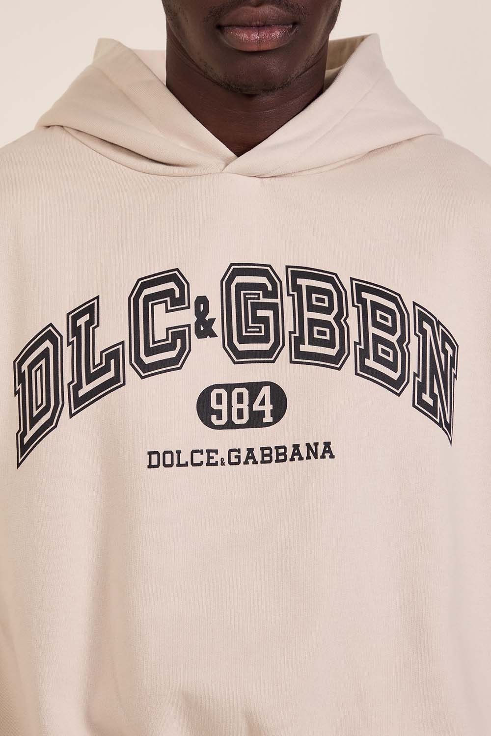 תמונת תקריב דוגמן של סווטשירט קפוצ'ון אוברסייז