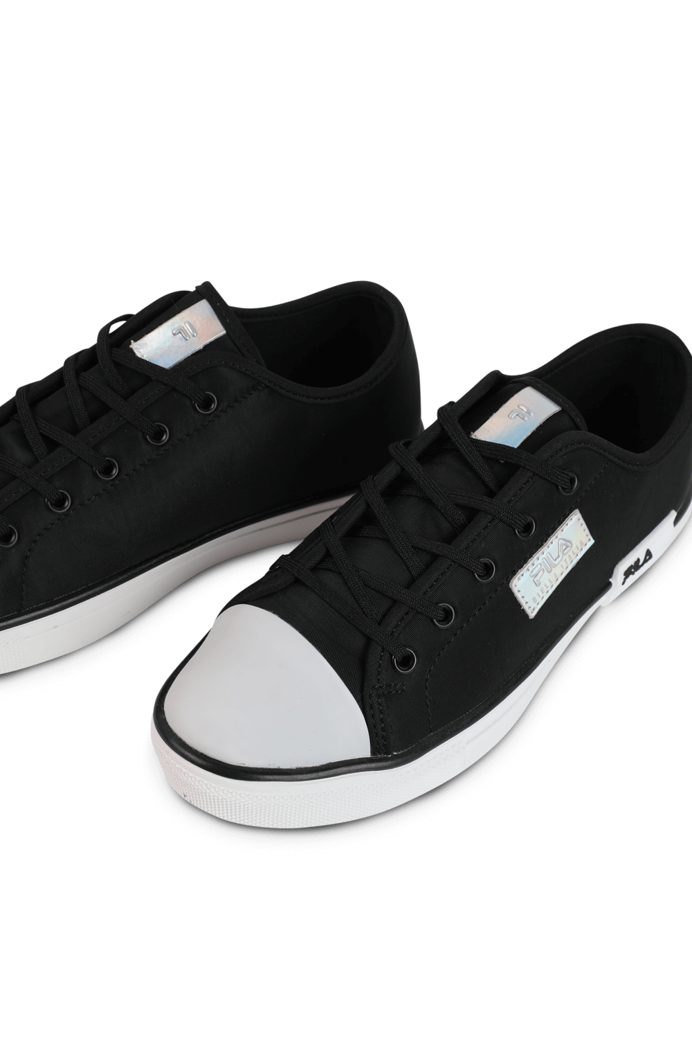 תמונת תקריב של מידות 32-37 סניקרס נמוכות עם לוגו כסוף