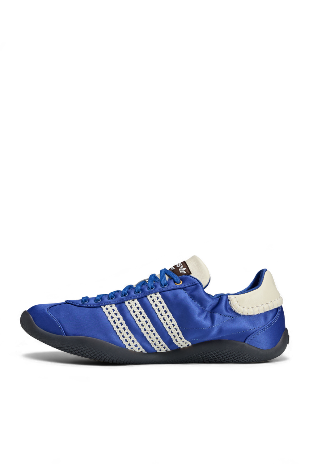 תמונה אחורית של נעלי סניקרס